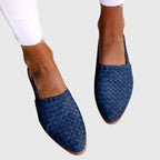 Women's sandals in navy blue, featuring three-arch support and soft cushioned insoles for comfort. 2