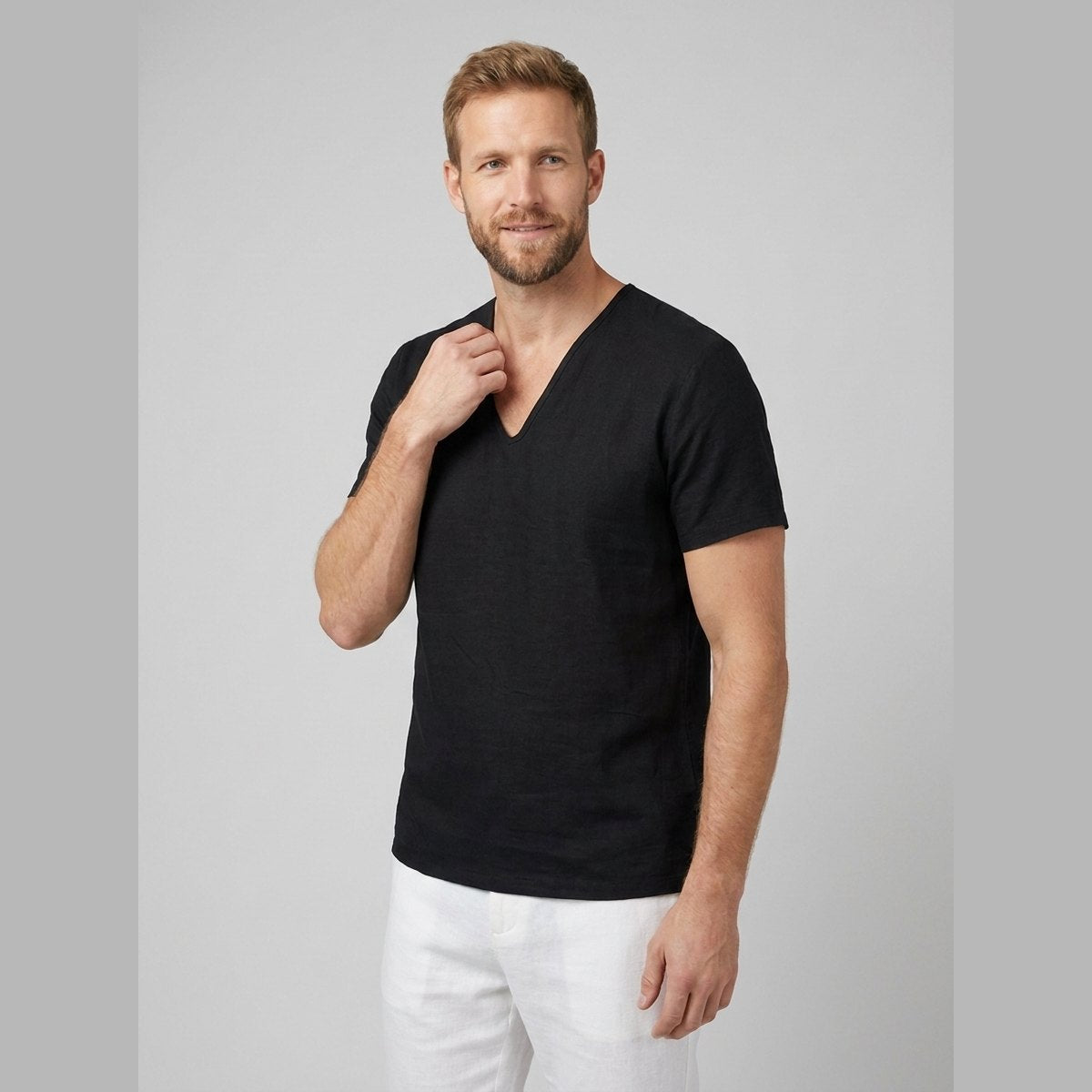 Relaxed fit men's t-shirt in light blue, made from breathable linen, featuring a v-neck and short sleeves. 4