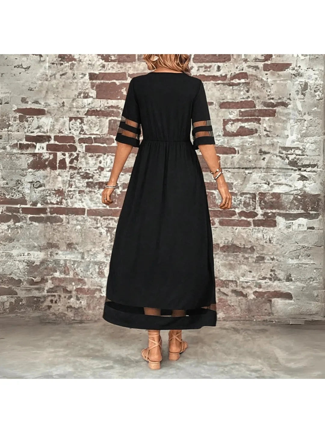 Elegant midi dress in soft lavender with a round neckline, featuring a flowing silhouette for a timeless look. 3