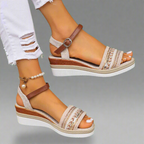 Lightweight women's sandals in soft beige with a casual, step-in style, perfect for summer outings. 2