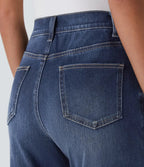 High-waisted navy pants made of stretch fabric, featuring a sleek, tailored style with practical side pockets. 2