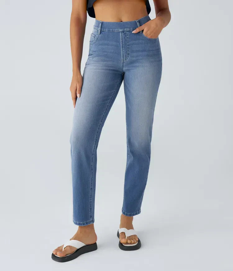 High-waisted navy pants made of stretch fabric, featuring a sleek, tailored style with practical side pockets. 3