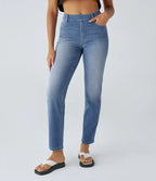 High-waisted navy pants made of stretch fabric, featuring a sleek, tailored style with practical side pockets. 3