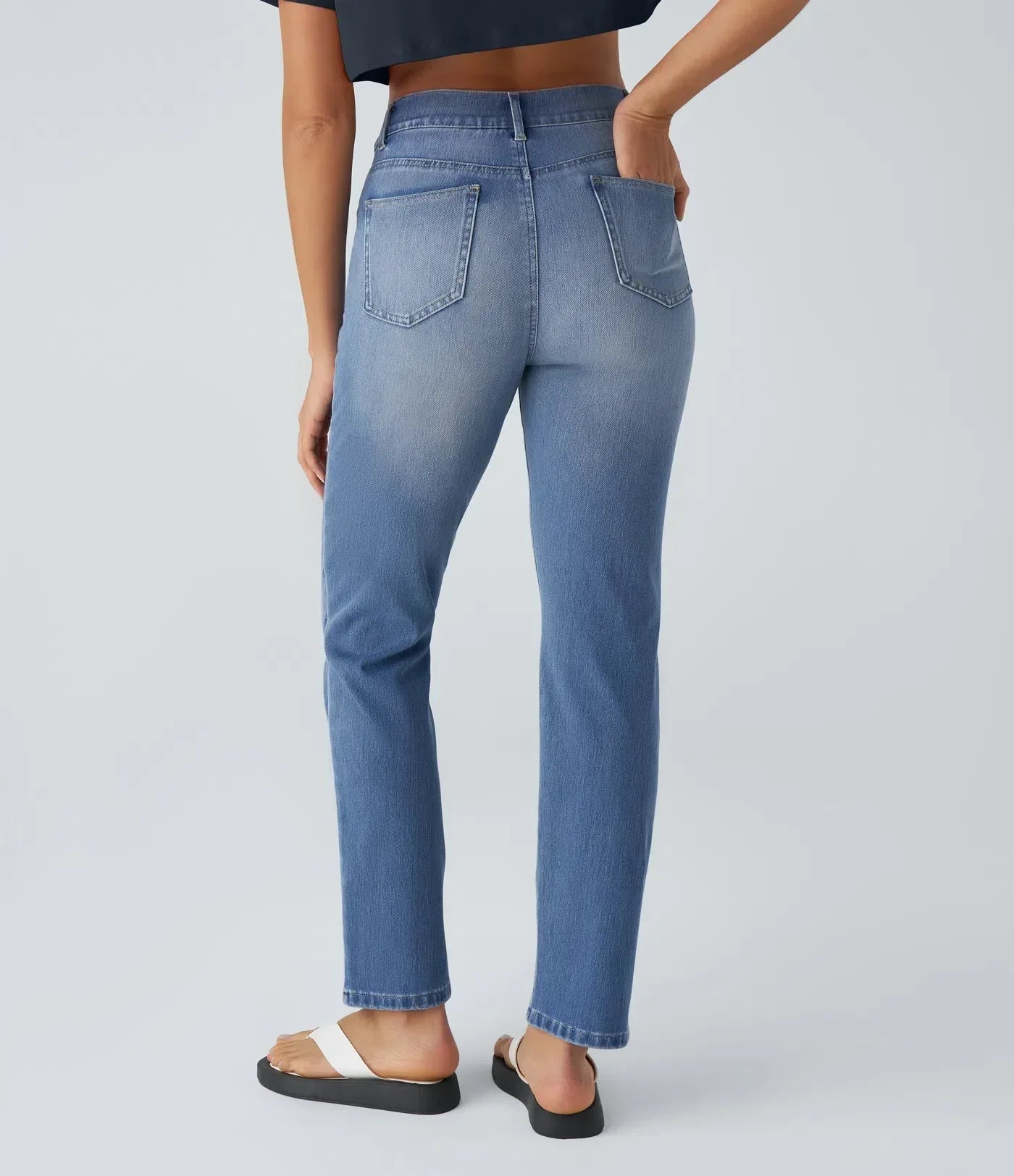 High-waisted navy pants made of stretch fabric, featuring a sleek, tailored style with practical side pockets. 4