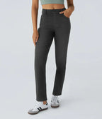 High-waisted navy pants made of stretch fabric, featuring a sleek, tailored style with practical side pockets. 6