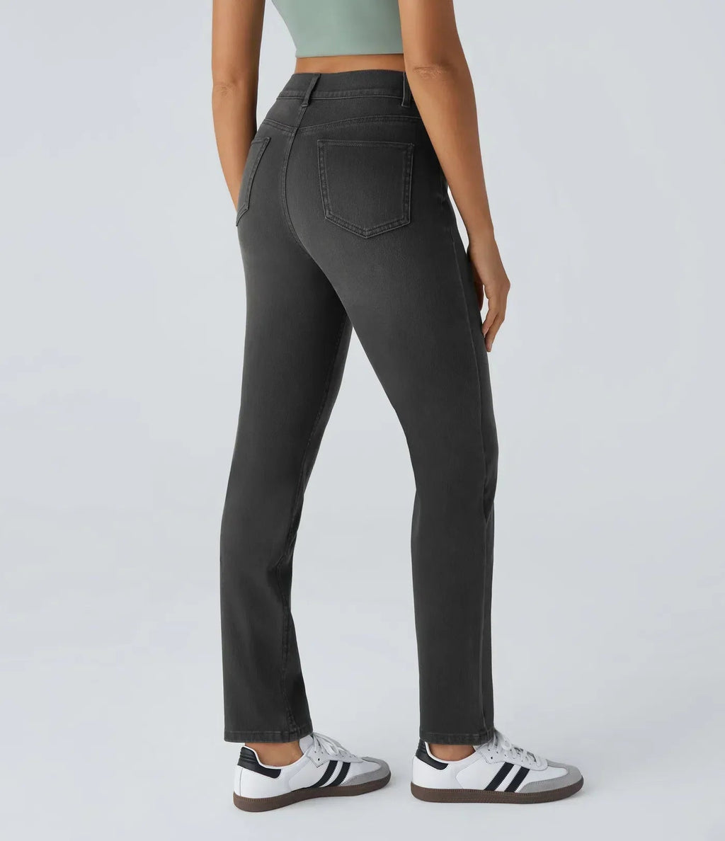 High-waisted navy pants made of stretch fabric, featuring a sleek, tailored style with practical side pockets. 7