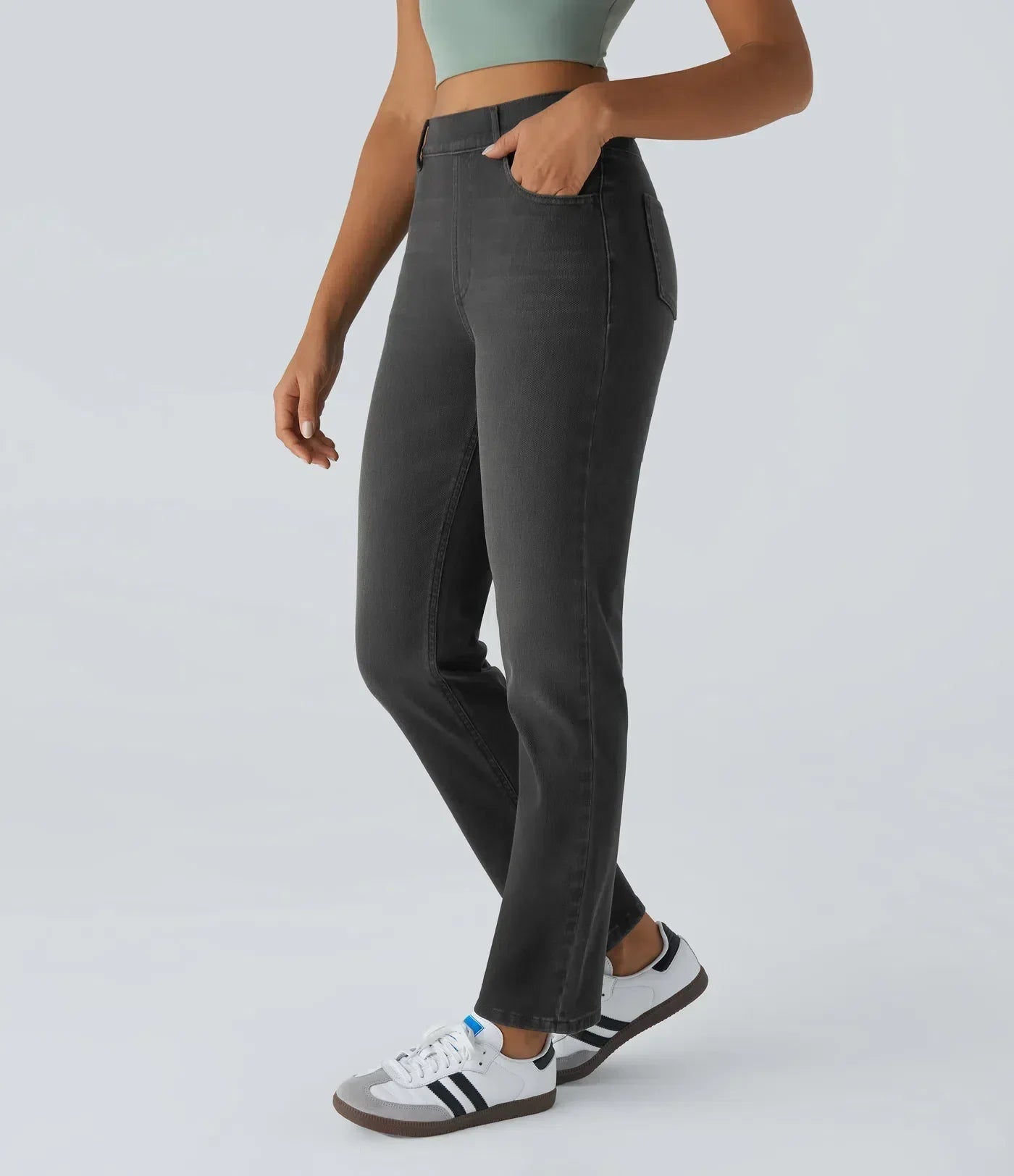 High-waisted navy pants made of stretch fabric, featuring a sleek, tailored style with practical side pockets. 8