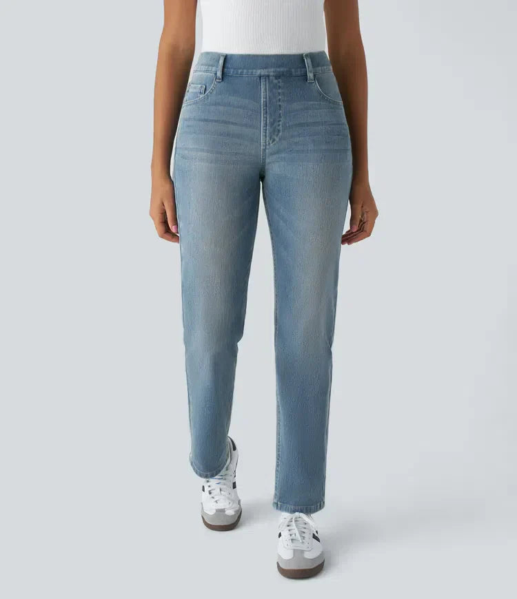 High-waisted navy pants made of stretch fabric, featuring a sleek, tailored style with practical side pockets. 9