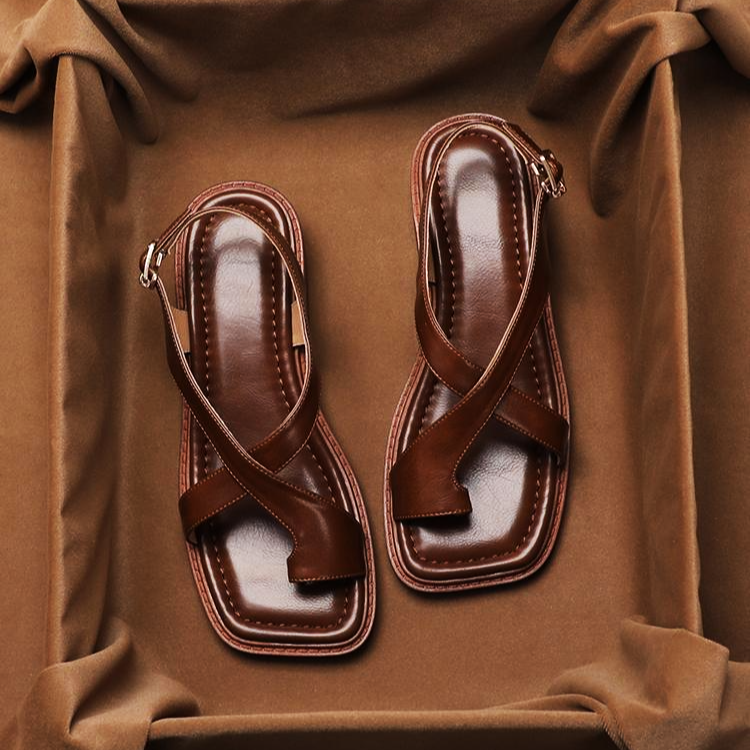 Brown leather cross sandals with a casual style, featuring a simple yet elegant design for everyday wear. 6