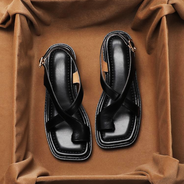 Brown leather cross sandals with a casual style, featuring a simple yet elegant design for everyday wear. 7