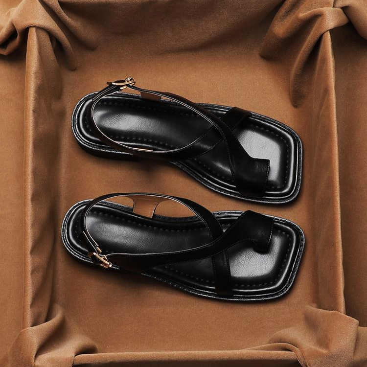 Brown leather cross sandals with a casual style, featuring a simple yet elegant design for everyday wear. 8
