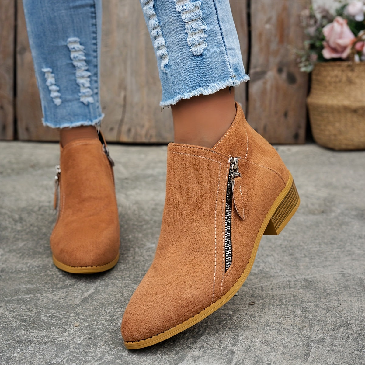 Women's block heel shoes in navy blue, featuring a zip closure and a modern, comfortable design. 2