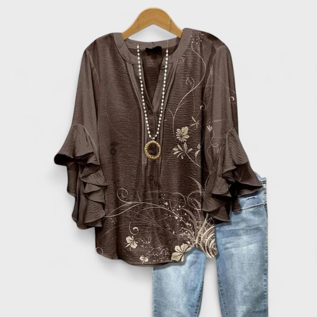 Lila floral blouse, light purple with ruffled sleeves, in a relaxed fit for women. 3