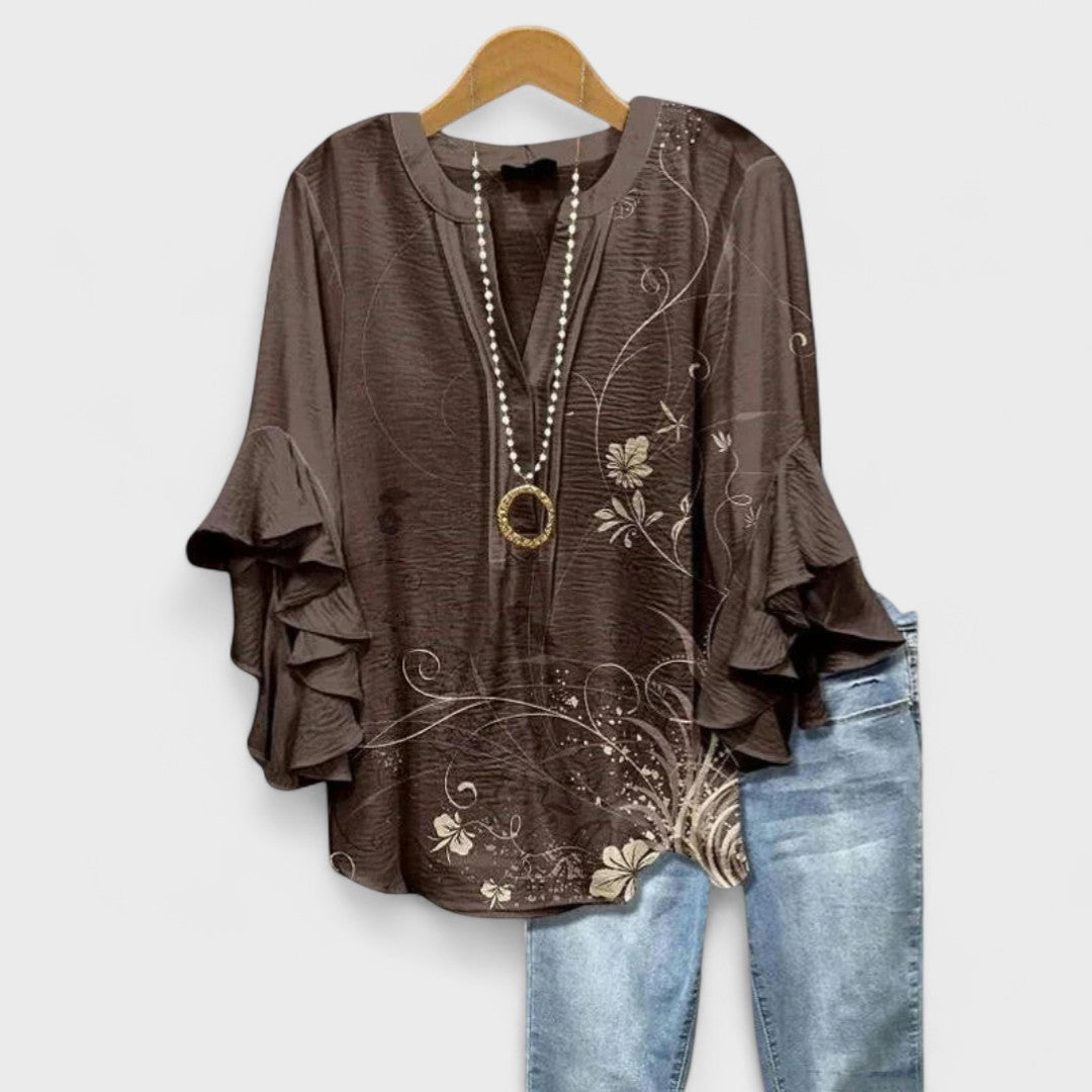 Lila floral blouse, light purple with ruffled sleeves, in a relaxed fit for women. 3