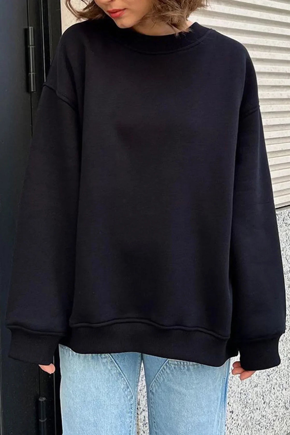 Marente oversized sweatshirt in black, worn front view