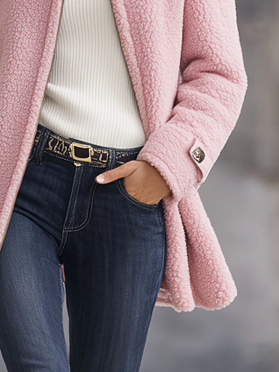 Ninthe teddy coat in pink, close-up of the front
