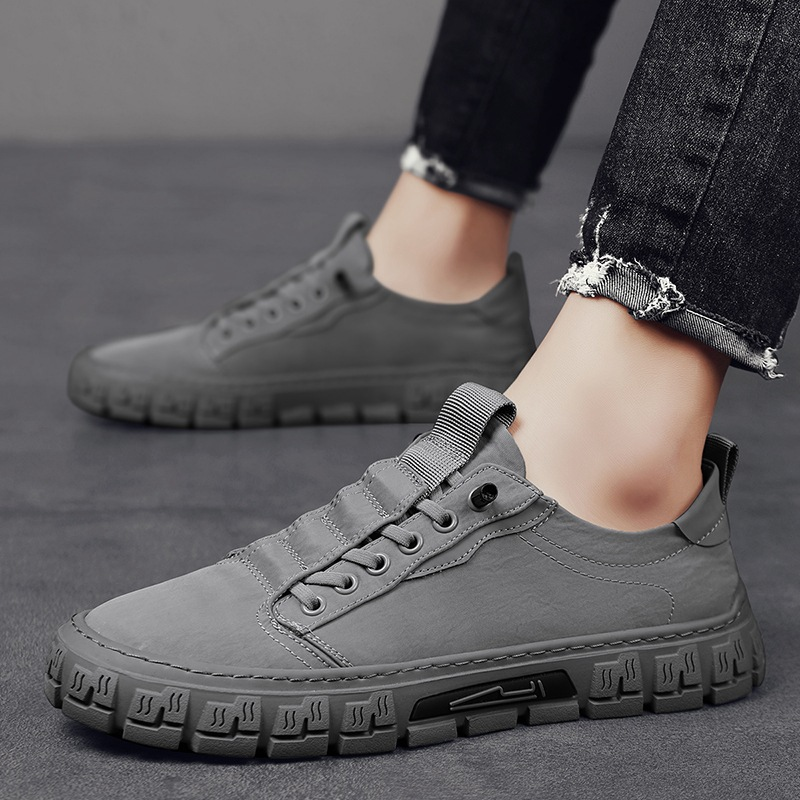 Men's classic lace-up sneakers in navy blue, featuring a minimalistic design and comfortable fit. 8