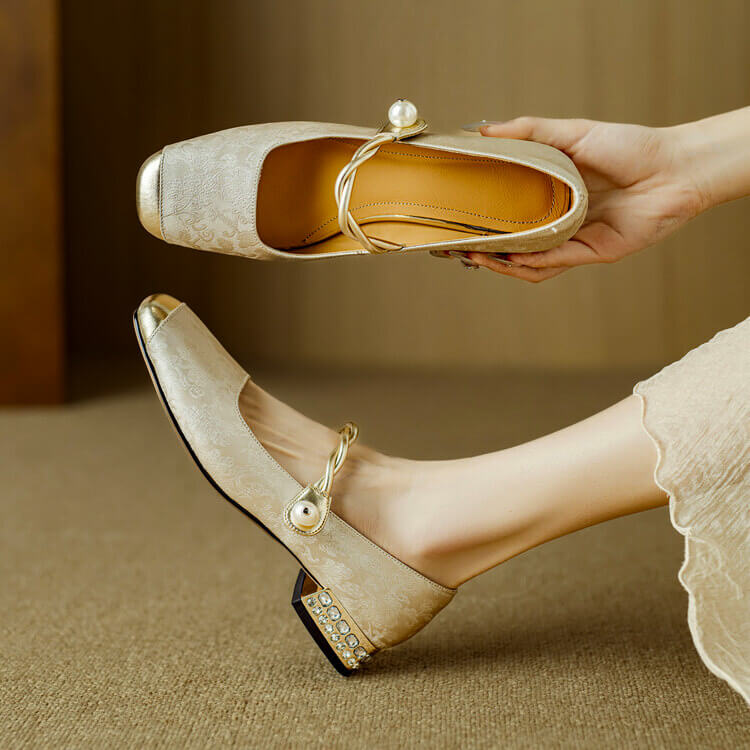 Pera Mary Jane flats in soft pink with a classic, minimalist design. 1