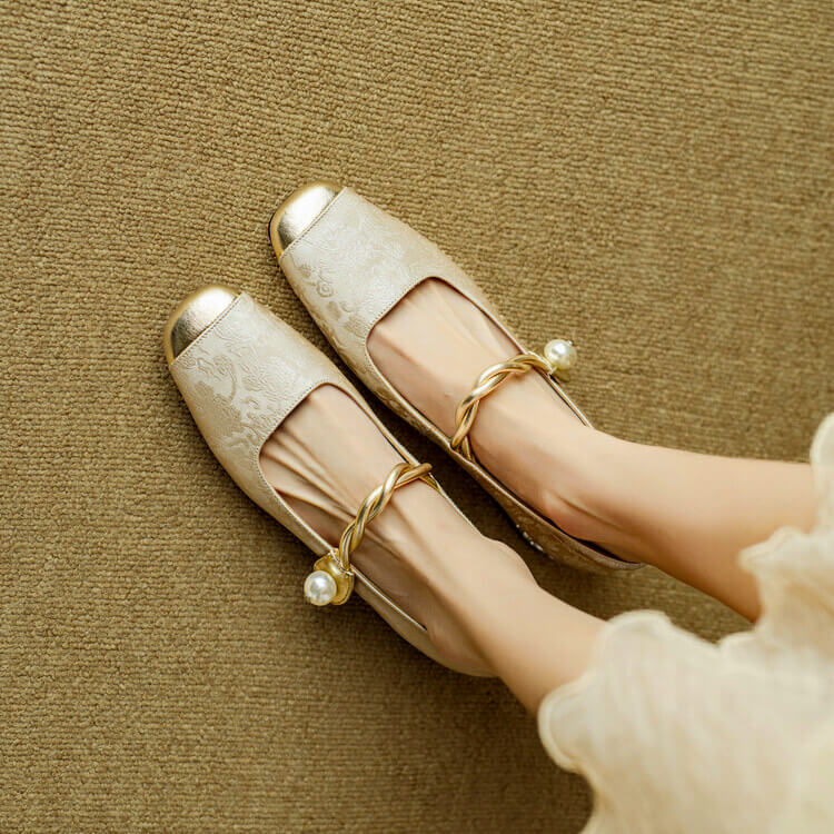 Pera Mary Jane flats in soft pink with a classic, minimalist design. 4
