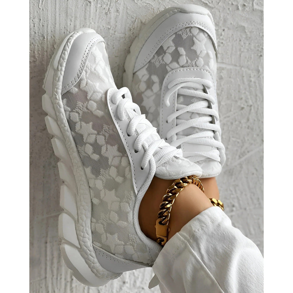 Stylish white sneakers with a minimalist design, perfect for everyday wear. 2