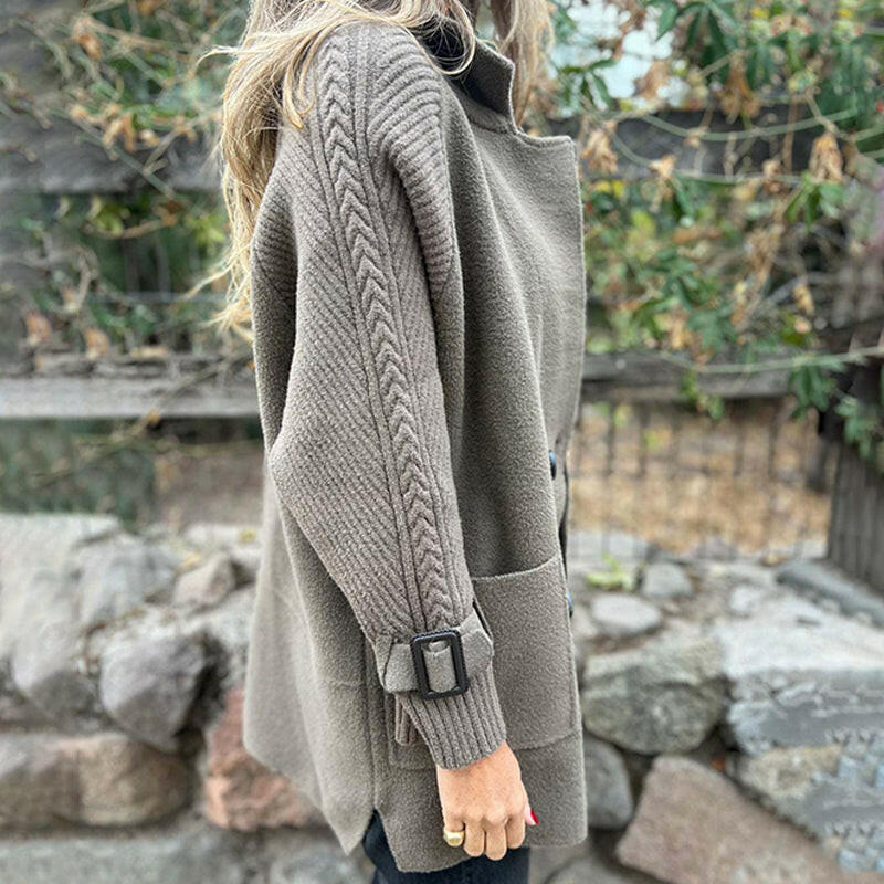 Isa mid-length double-breasted coat, detail of the lapels