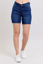 Plus size high waist Bermuda shorts in light blue with a V-front design. Casual and comfortable style. 3