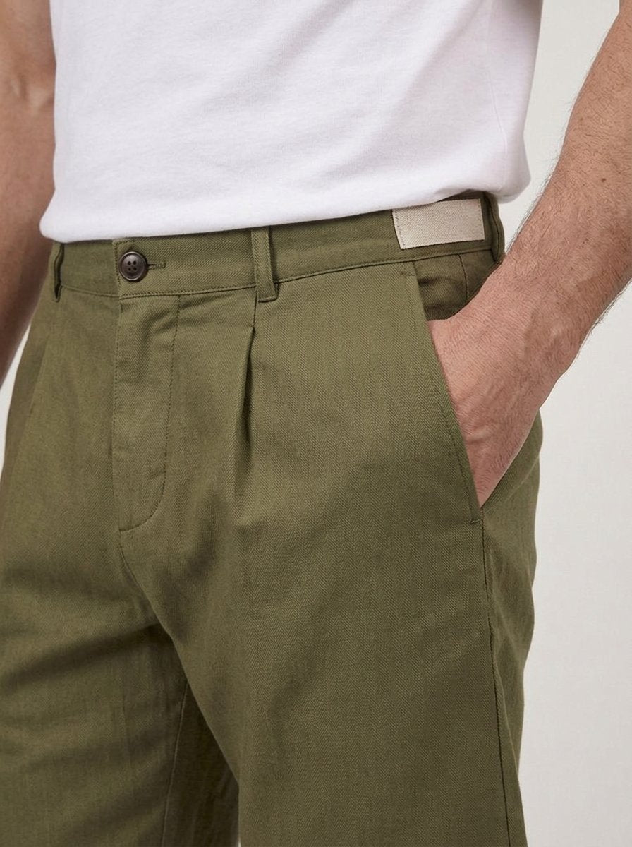 Marcellus Pleated Herringbone Linen Shorts - waistband detail
