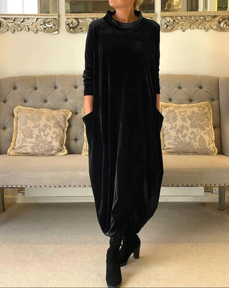 Wintera plush velvet dress, detail of the neckline